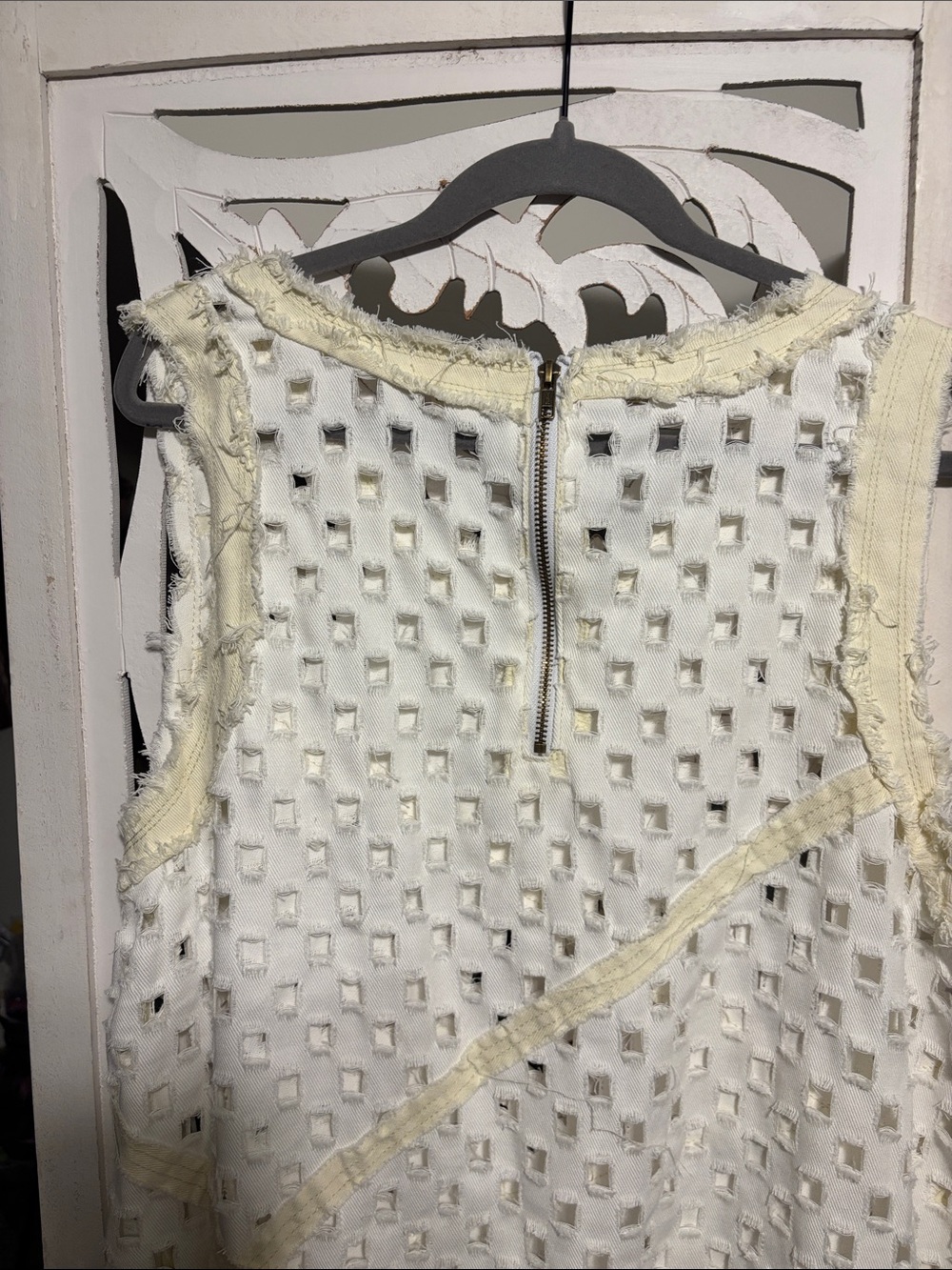 Women's White & Cream Sleeveless Textured Shift Dress - Picture 5 of 6